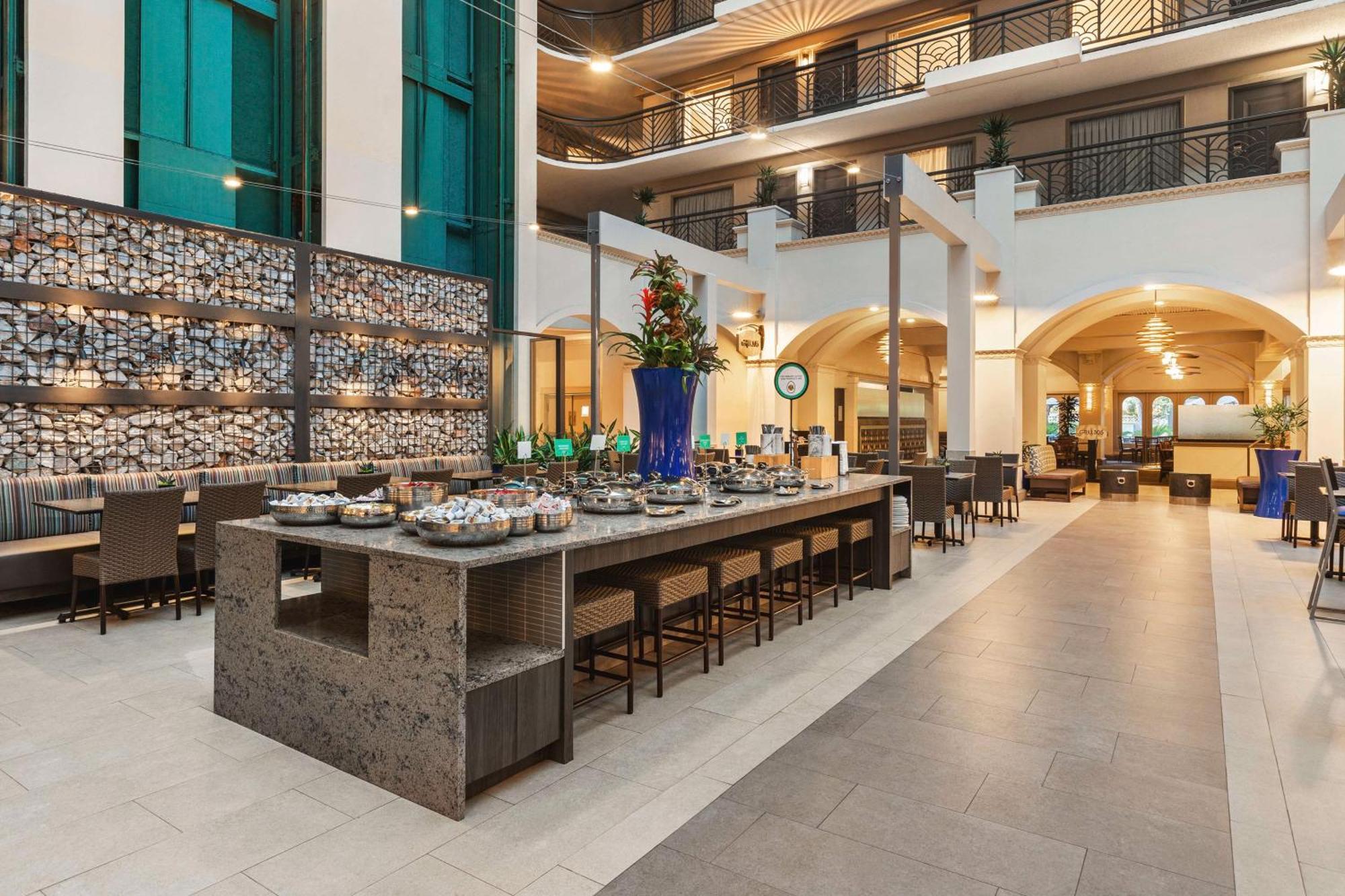 Hotel Embassy By Hilton Miami International Airport 4*