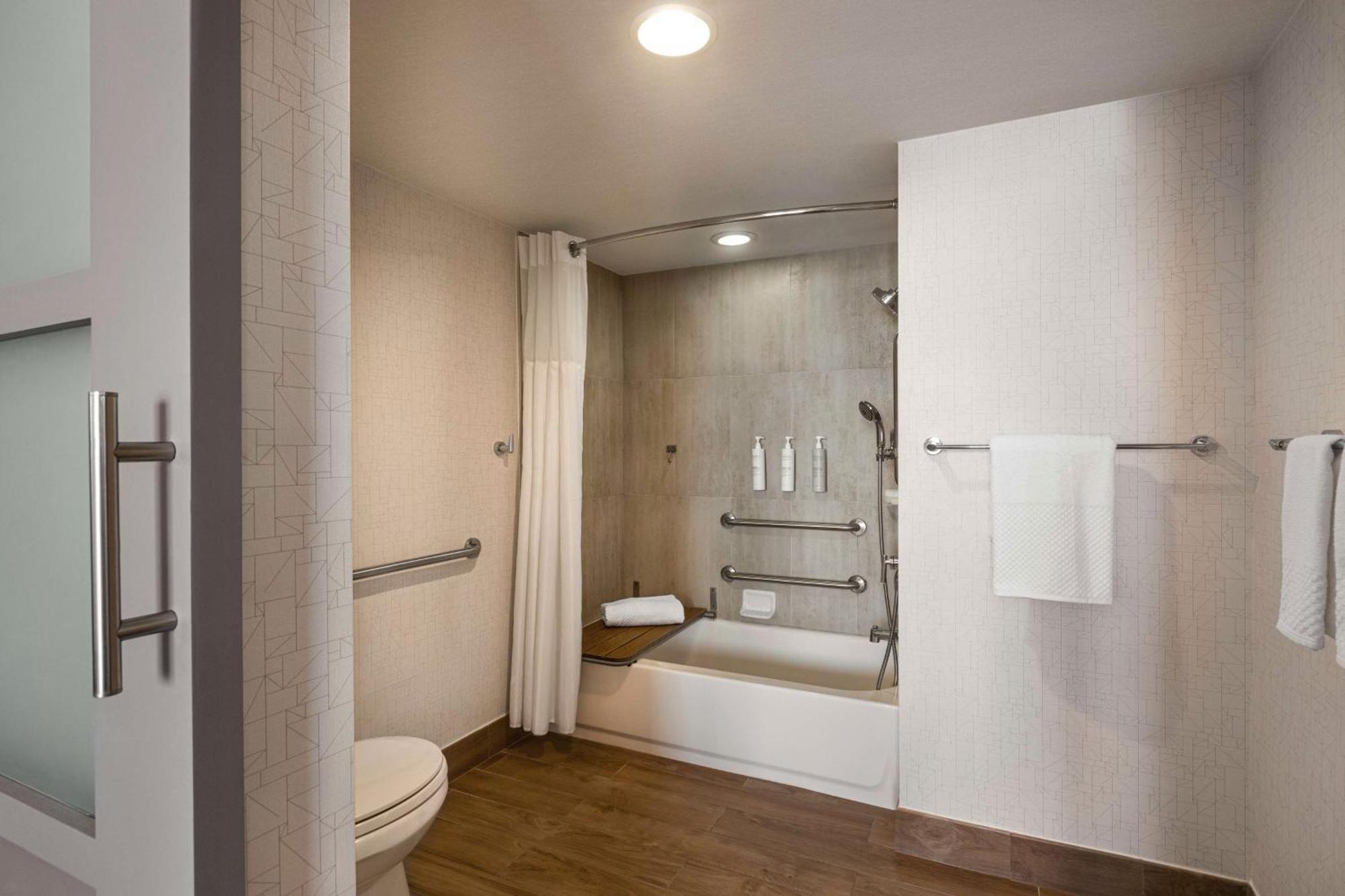 Embassy By Hilton International Airport Hotel Miami Springs